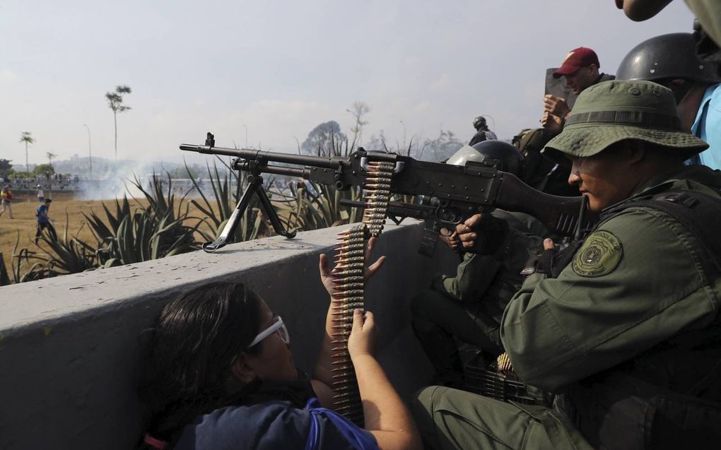 epa07538288 Members of the Bolivarian Armed Forces with firearms participate during in a demonstration in Caracas, Venezuela, 30 April 2019. Reports state that at least one person was injured during the clashes at La Carlota after Guaido called for mass a