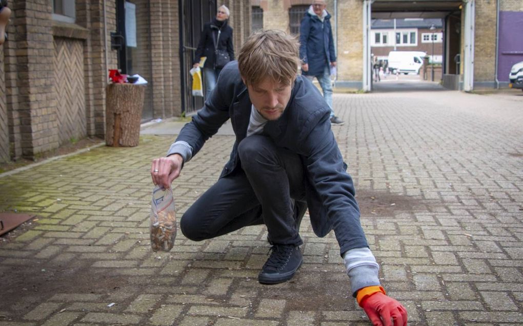 Alain Muller uit Straatsburg trekt de wereld over om peuken van de straat te rapen. Hij verzamelt er in Leeuwarden meer dan in Parijs. beeld Jan Ligthart