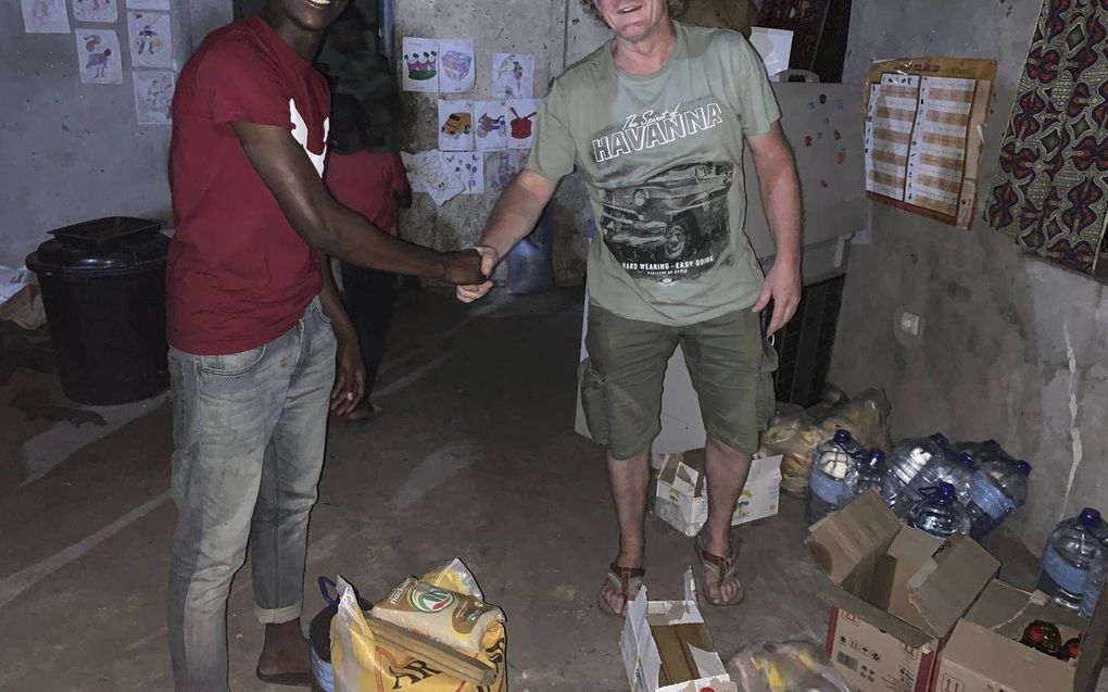 Geo de Bruin deelde tijdens in april rijst uit aan Mozambikanen die in maart werden getroffen door een cycloon. beeld Shelter 4 Mozambique