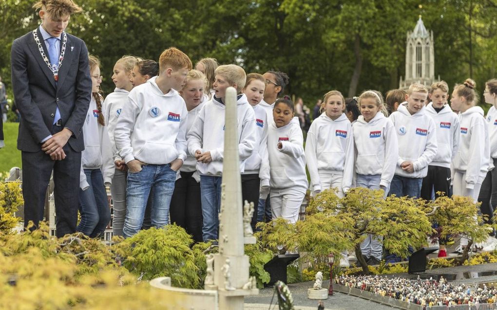 Deelnemers aan de Nationale Kinderherdenking in Madurodam, bij een miniatuur van de herdenking op de Dam in Amsterdam. beeld ANP, Laurens van Putten