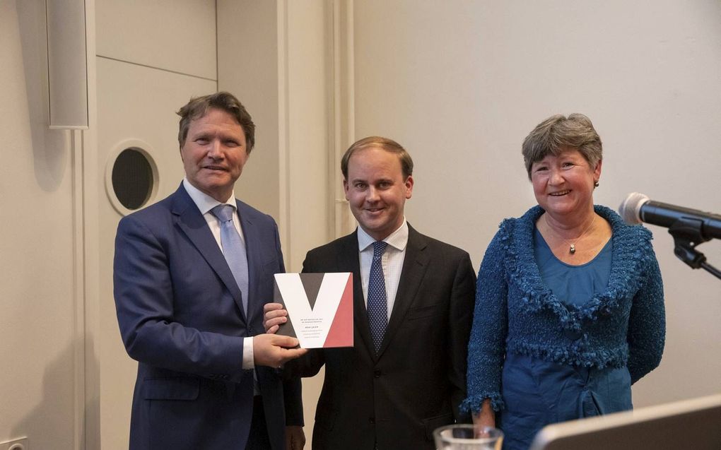 De remonstrantse predikanten Joost Röselaars (m.) en Sigrid Coenradie (r.) overhandigden woensdag vijf nieuwe artikelen van de remonstranten aan scriba dr. René de Reuver van de Protestantse Kerk. Centraal staan vijf v’s. beeld Erik Kottier