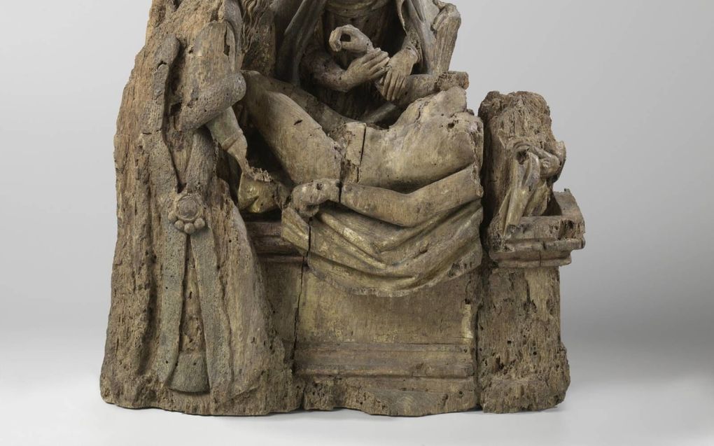 Houten beeld van de graflegging van Christus; het werd tijdens de Beeldenstorm verstopt in een uitbouwtje van de toren van Soest. Het kwam in 1905 tevoorschijn.   beeld Rijksmuseum Amsterdam