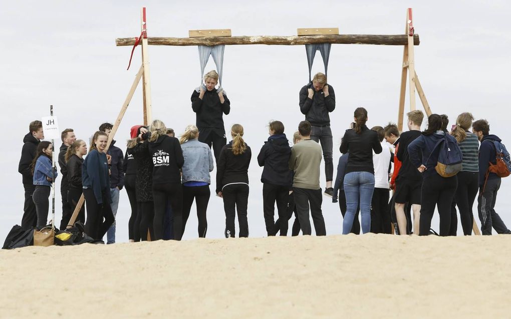 In het mulle zand van Nationaal Park De Hoge Veluwe bij Hoenderloo namen donderdag 330 vwo-leerlingen deel aan de Highland Games. beeld Vidiphoto