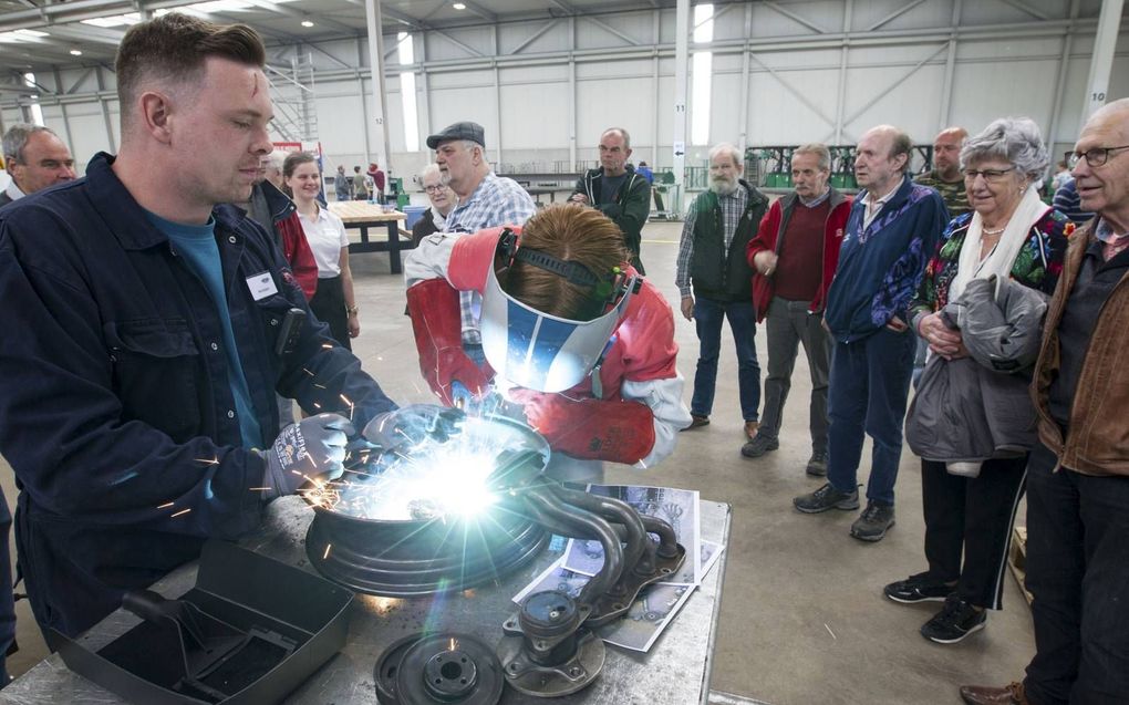 Scholieren maakten donderdag van afgedankt metaal een stalen robot. Dat deden ze in de nieuwe staalproductiehal van Van den Brink Staalbouw in Nijverdal. beeld RD, Anton Dommerholt