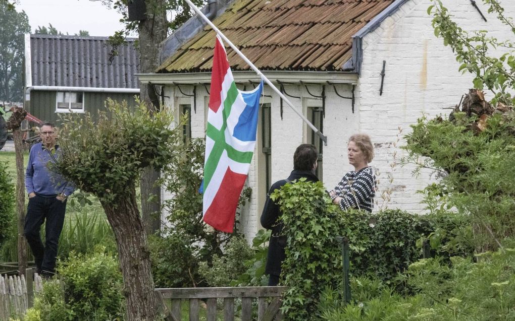 De Groningse vlag hangt halfstok in Westerwijtwerd, waar het epicentrum lag van een aardbeving met een kracht van 3.4. Het is de op twee na zwaarste beving in de provincie Groningen als gevolg van de gaswinning. beeld ANP, Gerwin de Vries