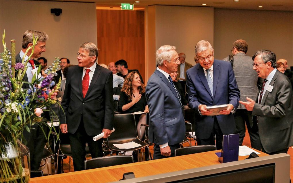 Vooraan, v.l.n.r.: prof. mr. Maarten Feteris, president van de Hoge Raad; mr. Piet Hein Donner, oud-minister van Justitie; dr. Ruud Koster, bestuurslid van Morasha; prof. dr. Ernst Hirsch Ballin, oud-minister van Justitie. beeld Henk Pouw