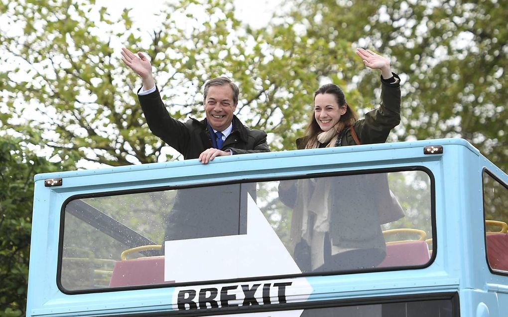 De Brexit Partij van Nigel Farage (l.) schiet vanuit het niets naar de top. Net bij het brexitreferendum in 2016 reist hij met een campagnebus door het land. Veel kiezers gebruiken de Brexit Partij om een proteststem uit te brengen vanwege het uitblijven 