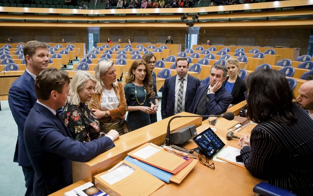 Kamerleden Henk Nijboer (l.) en Sandra Beckerman (vierde van links) wonen in de provincie Groningen. beeld ANP, Bart Maat