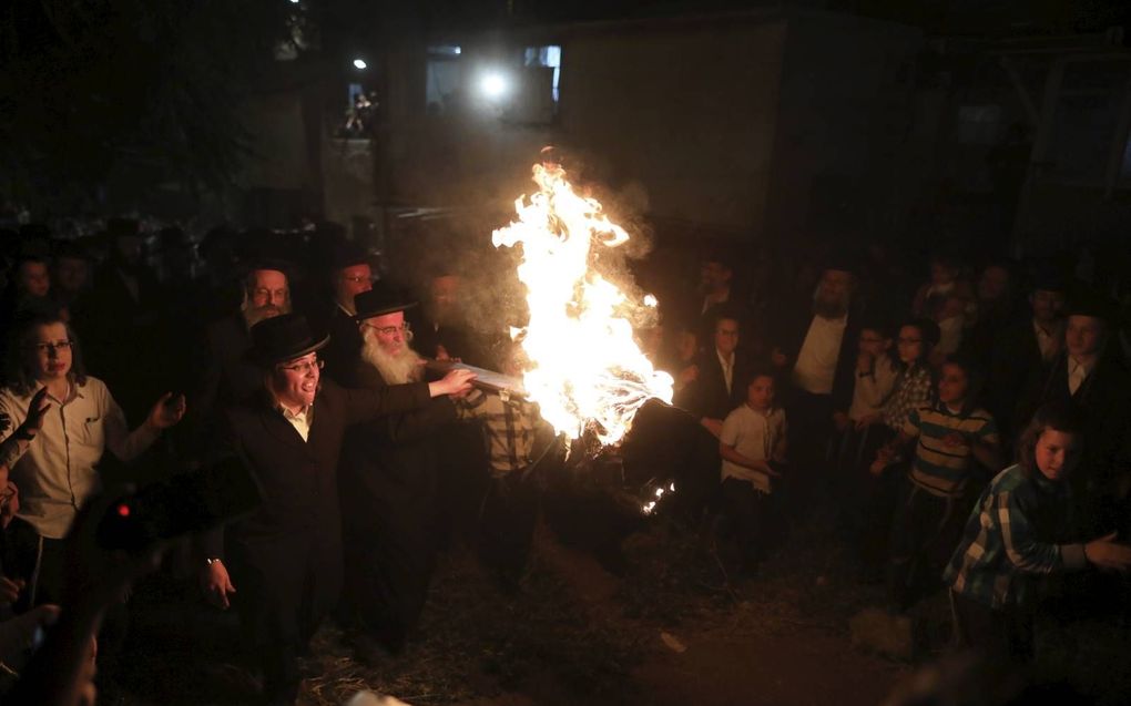 Kampvuur in de Jeruzalemse wijk Mea Shearim. beeld EPA, Abir Sultan