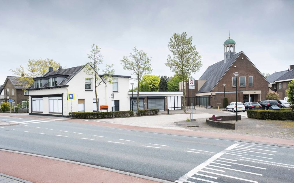 De Gereformeerde Gemeente in Waardenburg vormt een voormalige supermarkt (links op de foto) om tot verenigingsgebouw. beeld Sjaak Verboom