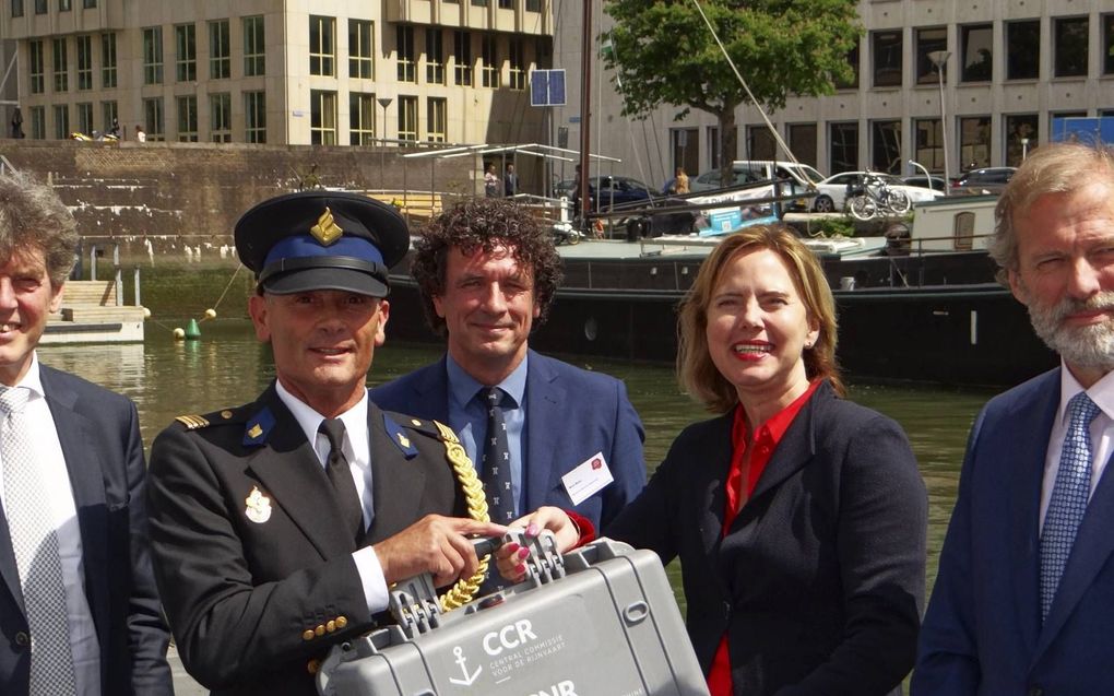 Minister Van Nieuwenhuizen (2e van r.) krijgt de koffer met daarin de Akte van Mannheim overhandigd. Achter haar directeur Bert Boer van het Maritiem Museum. Uiterst rechts ceo Allard Castelein van Havenbedrijf Rotterdam, links de Rotterdamse havenwethoud