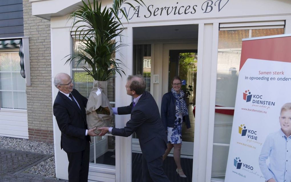 KOC Diensten heeft maandagavond een nevenvestiging in Hendrik-Ido-Ambacht geopend. Links bestuurder R. A. van der Garde, rechts A. G. J. van Berkum, leidinggevende afdeling Jeugd en gezin.  beeld KOC Diensten