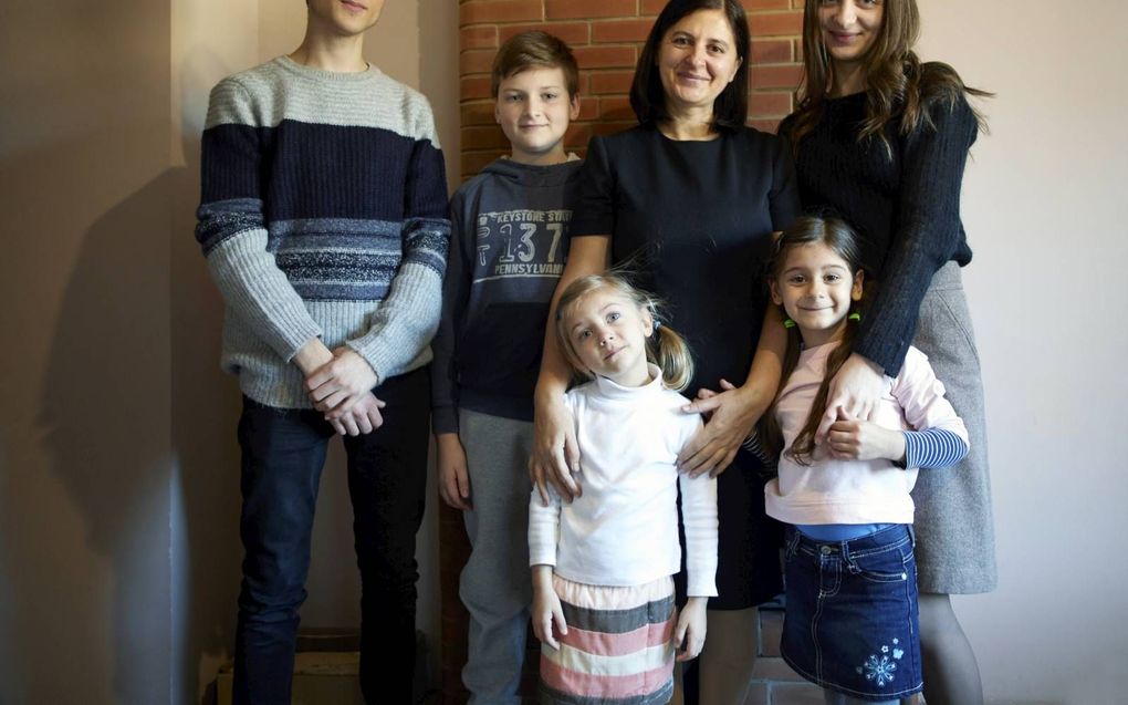 Het gezin Jomiru uit de Moldavische hoofdstad Chisinau. Van links naar rechts, op achterste rij: Nicu, Ion, Ala en Dana. Vooraan: Mirela en Victoria. Vader Sergiu ontbreekt op de foto. Hij was aan het werk als vrachtwagenchauffeur in het buitenland. beel
