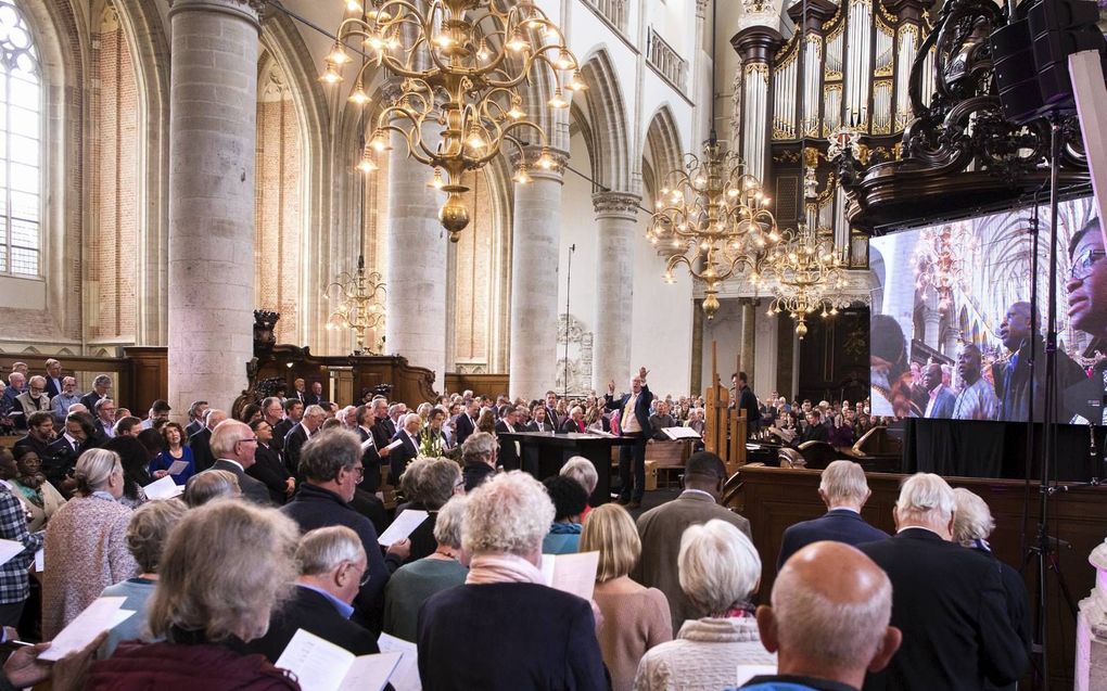 De nationale synode kwam woensdag bijeen in een volle Grote Kerk in Dordrecht. Door veertig geloofsgemeenschappen werd de ”Verklaring van verbondenheid” ondertekend. beeld Dirk Hol