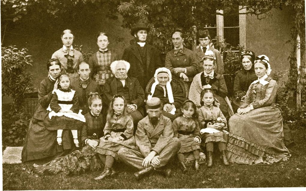 Foto van de familie Torlesse, met in het midden Harriet, de bejaarde weduwe van Charles Bridges; recht onder haar hun zoon Edward.  beeld Wikipedia