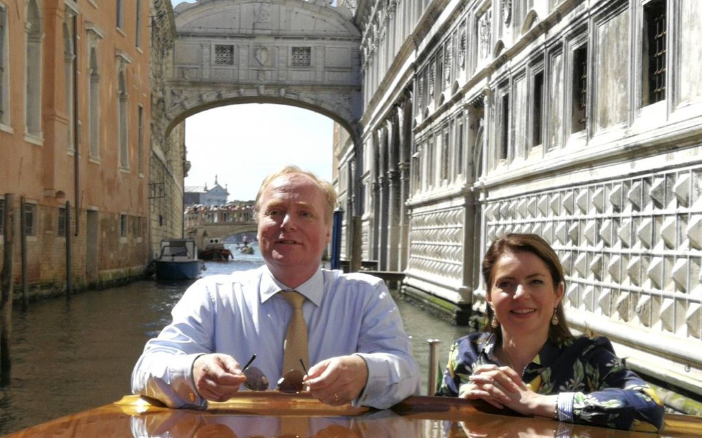 Prinses Carlos en prinses Annemarie onderweg –over het water– tijdens hun driedaagse bezoek aan Venetië. beeld Hans Jacobs