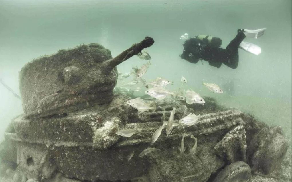 Een tank op de bodem van de zee voor de Britse kust. Engeland en Frankrijk hebben een monumentenstatus gegeven aan materieel dat bij de invasie in Normandië werd gebruikt. beeld Paul Pettitt