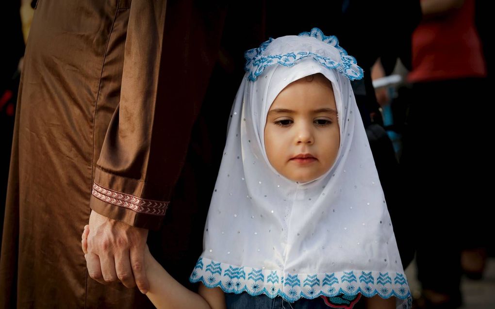 Palestijns meisje bij de viering van het Suikerfeest, dinsdag in Gaza. beeld AFP, Mohammed Abed