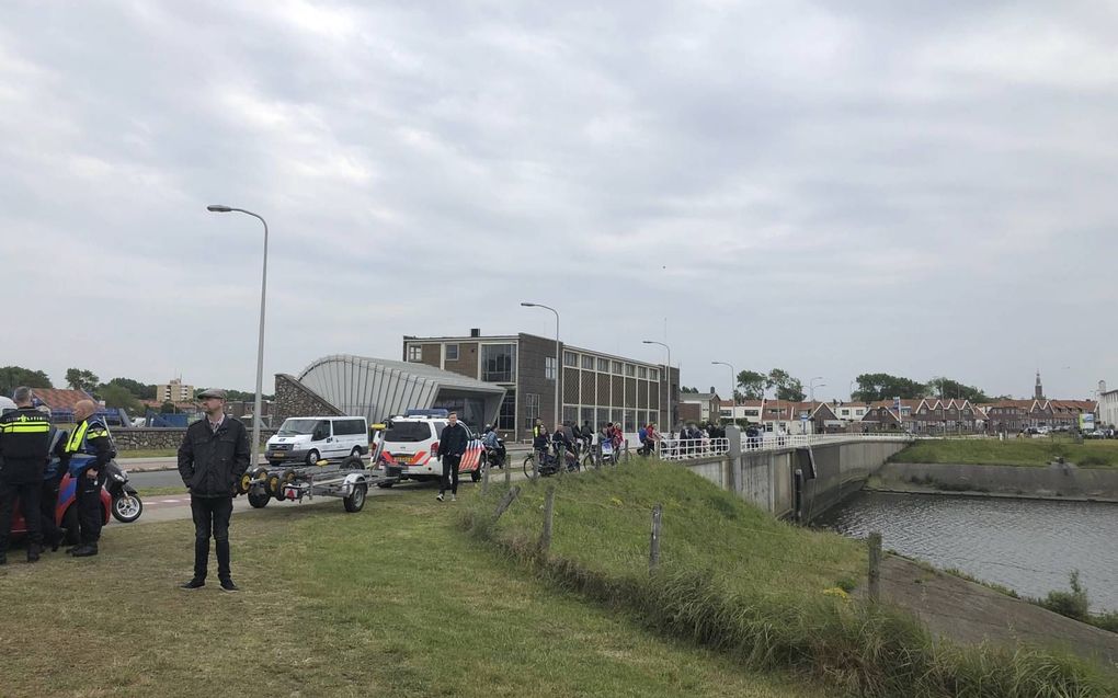 Katwijkers kijken toe hoe een speciaal team van de politie het water afspeurt naar de sinds vorige week vermiste Anja Schaap. beeld RD