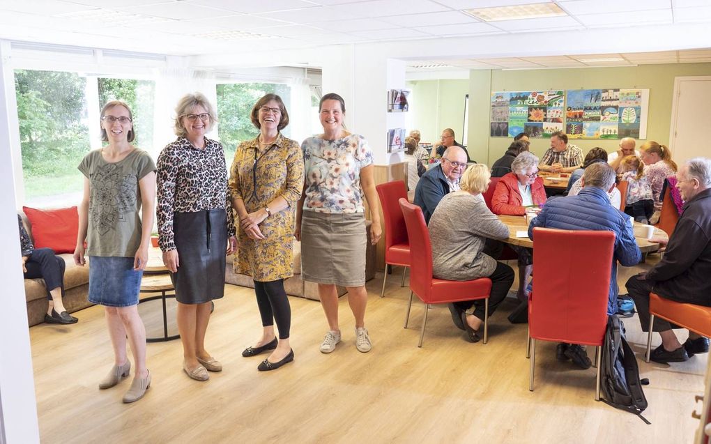 Monica Moerman, Marjan van Steenbergen, Erika ten Hove en Alma van Engelenhoven (v.l.n.r.) in het inloophuis Thuis in Zuid in Ede. beeld Niek Stam