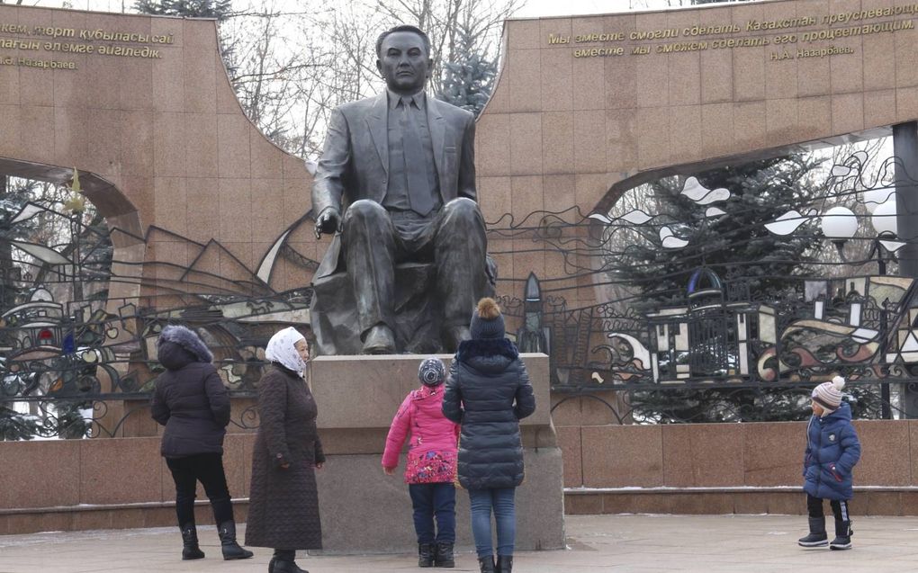 Standbeeld van oud-president Noersoeltan Nazarbajev in Almaty, de gootste stad van Kazachstan. beeld William Immink