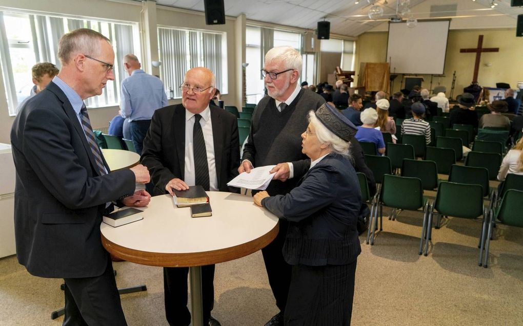 Ds. J. R. Rutt (tweede van l.), voorganger bij de Strict Baptists in het Engelse Lamberhurst, sprak donderdagavond in Alblasserdam met leden van de stichting Vrienden van The Gospel Standard. Nadien ging ds. Rutt voor in een kerkdienst, waarin hij stilsto