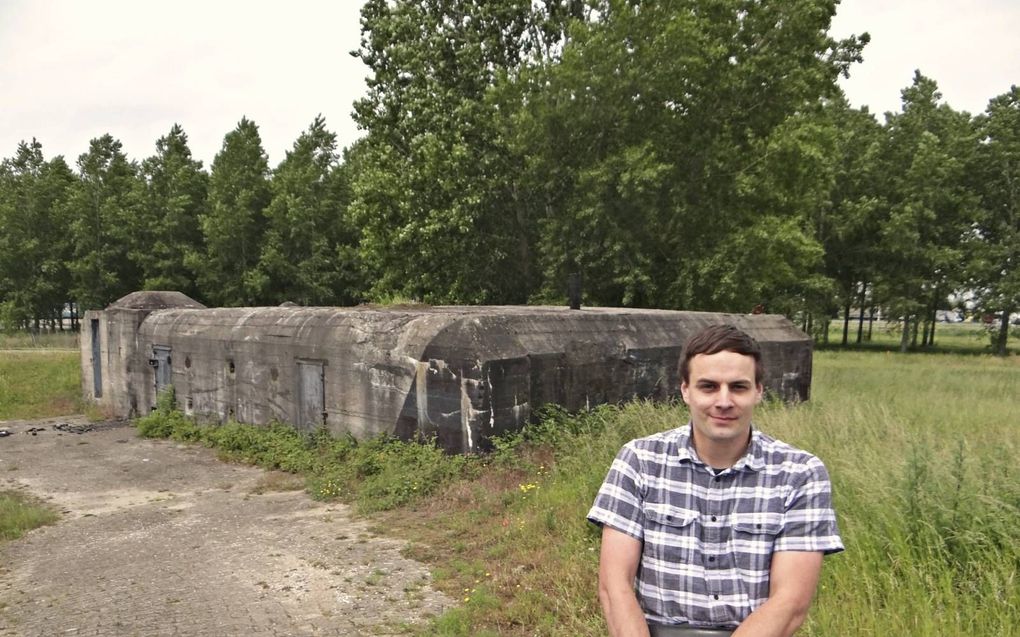 Leevenson bij de Duitse bunker op het Eiland van Dordrecht. Binnen tast een laagje water het historische interieur aan.  beeld Dick den Braber