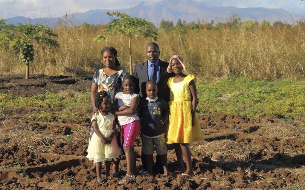 De familie Chakholoma uit Malawi trekt veel tijd uit voor het opdoen van Bijbelkennis. beeld Willemien van de Ridder