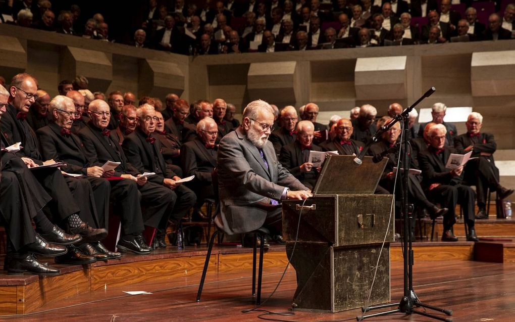 Peter Kits bespeelt in de Doelen het orgeltje van Johannes de Heer. beeld Hélène van Domburg