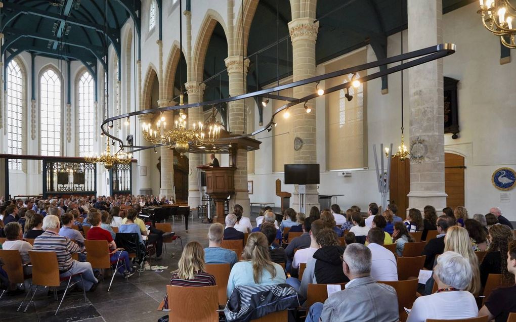 In de Grote Kerk in Weesp werd maandag het jaarlijkse Pinksterappel gehouden. Er waren ruim driehonderd bezoekers. beeld Jaco Klamer