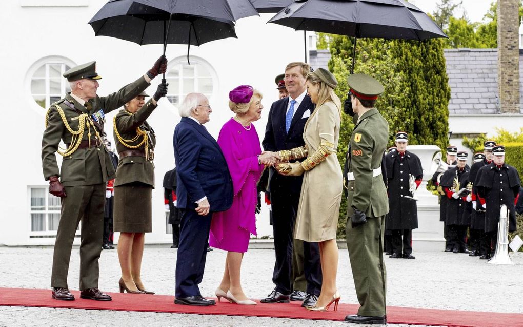 De Ierse president Michael Higgins en zijn vrouw Sabina verwelkomen koning Willem Alexander en koningin Maxima. beeld ANP, Patrick van Katwijk