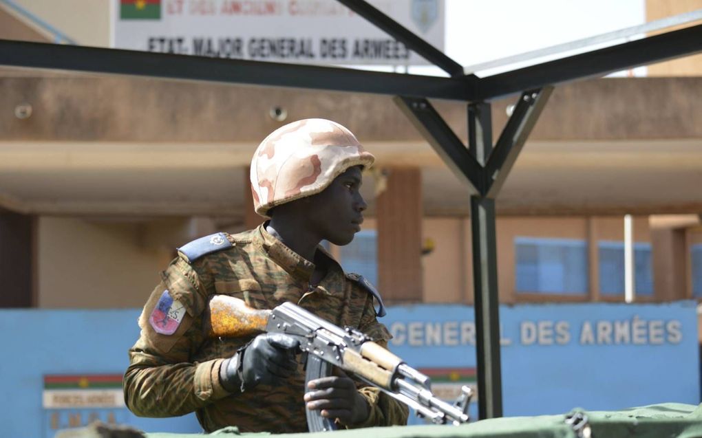 Het leger van Burkina Faso is ernstig verzwakt. Foto: Soldaat patrouilleert na een aanslag op het hoofdkwartier van het leger in de hoofdstad Ouagadougou, maart 2018.  beeld ANP, Ahmed Ouoba