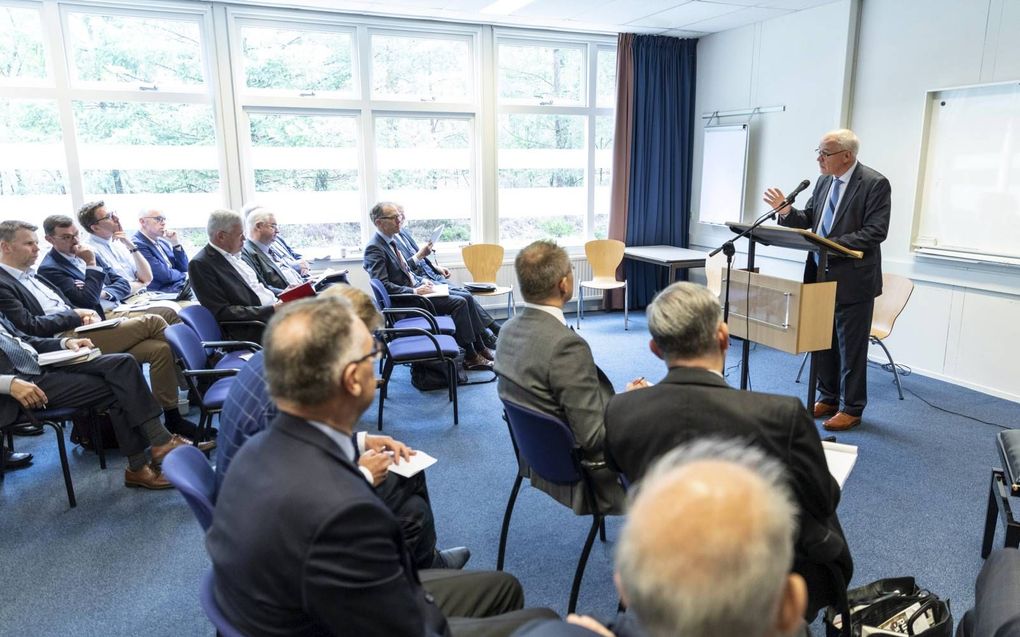 Prof. dr. F. G. Immink (r.) sprak vrijdag in Elspeet op de tweede dag van de predikantenconferentie van de Gereformeerde Bond in de Protestantse Kerk in Nederland. De bijeenkomst werd door ongeveer tachtig predikanten bezocht. beeld André Dorst