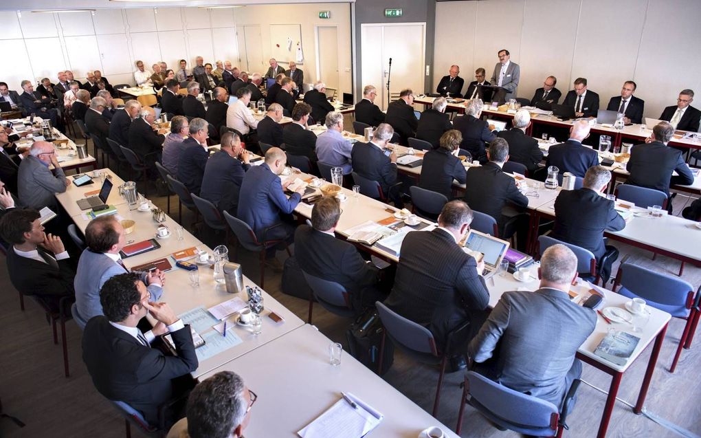 „Een synode decreteert niet en stelt geen tirannieke eisen. Als dat gebeurt, verliest zij voor God alle rechten om bindende uitspraken te doen.” Foto: De generale synode van de Christelijke Gereformeerde Kerken kwam vrijdag in Dordrecht voor het eerst wee