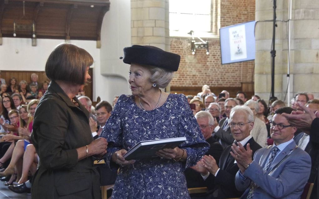 Prinses Beatrix kreeg zaterdag uit handen van auteur Katie Heyning het verzamelingenboek ”Van wijs en waan”. beeld Van Scheyen Fotografie