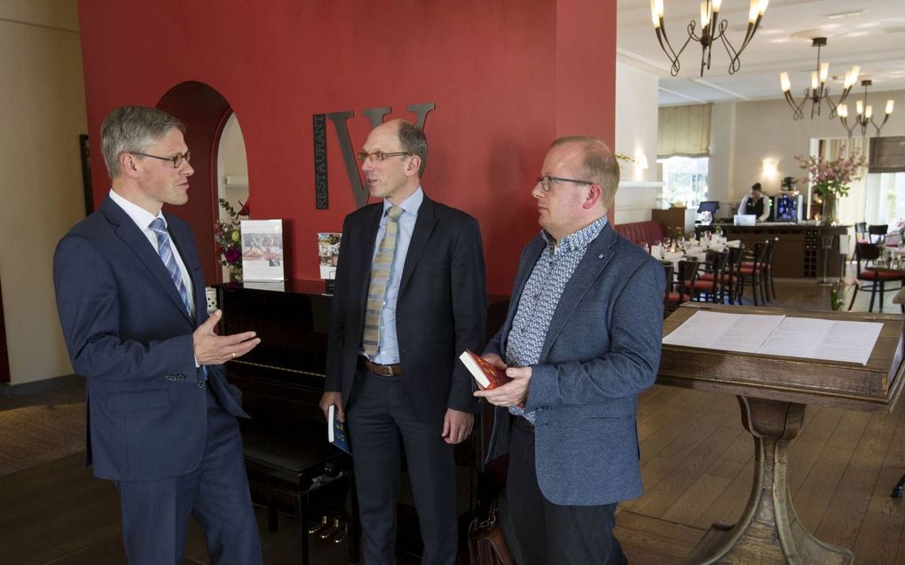 Prof. dr. A. Huijgen (Theologische Universiteit Apeldoorn), dr. T. T. J. Pleizier (Protestantse Theologische Universiteit Groningen) en dr. R. T. te Velde (Theologische Universiteit Kampen) (v.l.n.r.), auteurs van de ”Gewone Catechismus”. beeld RD, Anton