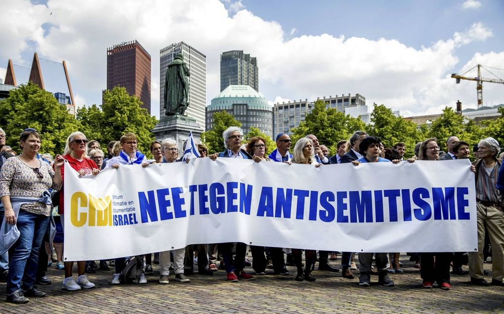 Een demonstratie in Den Haag vorige maand tegen antisemitisme en voor het recht op het dragen van een keppel. beeld ANP, Remko de Waal