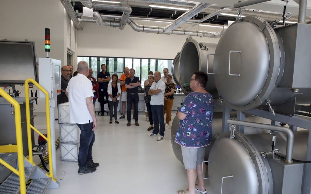 Paradepaardje in de dependance van het Nationaal Archief in Emmen is de ontzuringsmachine. Papier dat hiermee wordt behandeld, loopt niet langer het risico te verkruimelen.  beeld Eelco Kuiken