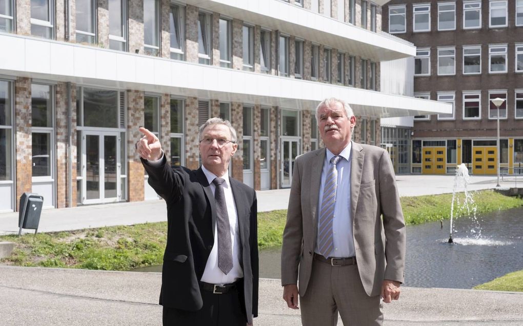 Ds. P. Mulder (69) en drs. G. Bergacker (63) bij de Goudse vestiging van het Driestar College. „Als school moet je je eigen koers varen; je kunt het nooit iedereen naar de zin maken.” beeld Sjaak Verboom