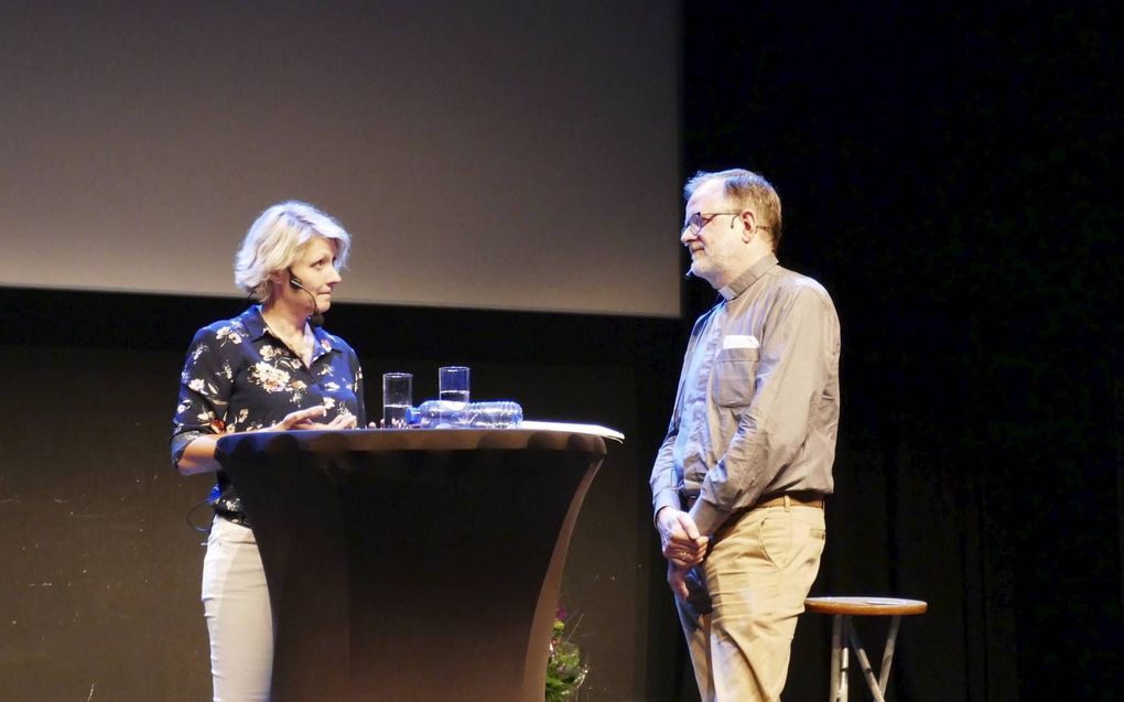 Ds. Arjan Plaisier (r.) en mindfulnesstrainer Suzan Biezeman debatteerden woensdag in theater Gigant in Apeldoorn over de ziel. beeld RD