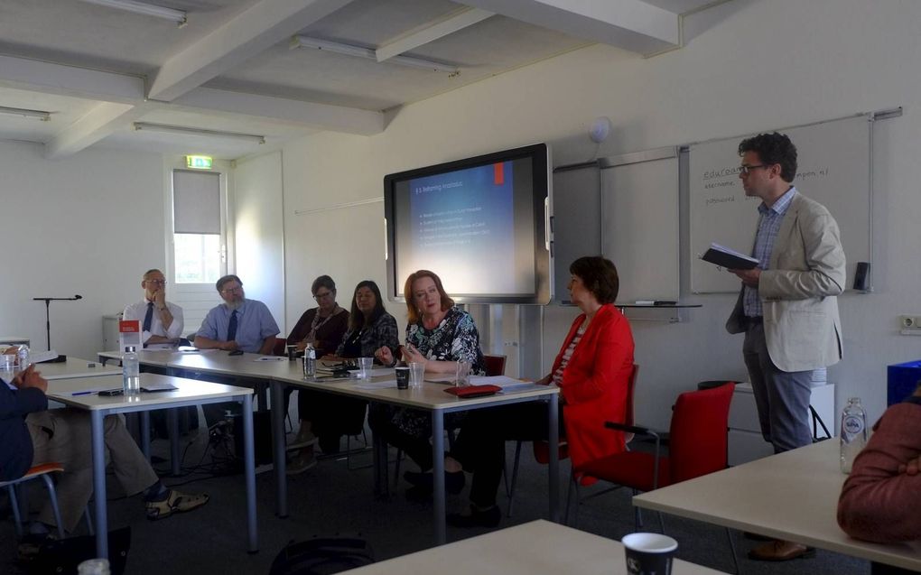 Forumdiscussie aan het einde van het symposium. V.l.n.r.: Erik de Boer, Stephen G. Burnett, Christine Kooi, Amy Nelsen-Burnett, Sabine Hiebsch, Eveline Staalduine-Sulman en –staand– discussieleider Bart Wallet. beeld RD