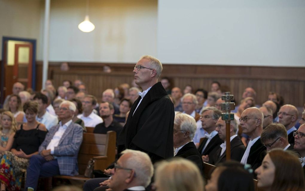 Prof. dr. J. H. F. Schaeffer (staand in het midden) aanvaardde vrijdag officieel zijn ambt als hoogleraar praktische theologie aan de Theologische Universiteit Kampen. De nieuwe hoogleraar hield in de Burgwalkerk in Kampen een rede over ”Liturgie als cent