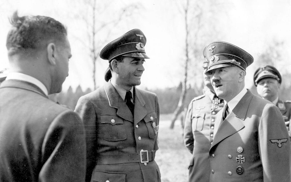 20 april 1942. Albert Speer (m) en Hitler in gesprek met een Duitse arbeider die Hitler komt feliciteren met zijn verjaardag. beeld EMG