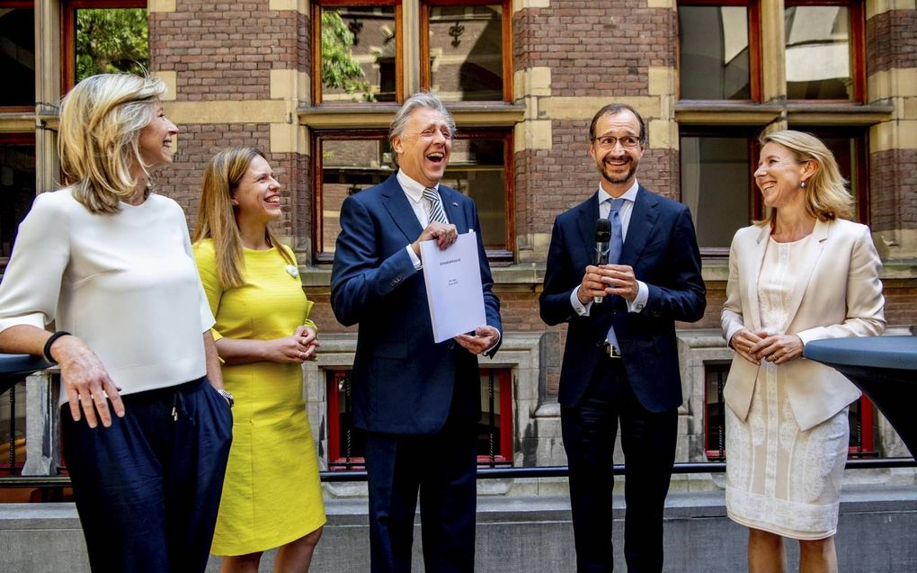 V.l.n.r. minister Kajsa Ollongren, minister Carola Schouten, voorzitter van het Klimaatberaad Ed Nijpels, minister Eric Wiebes en staatssecretaris Stientje van Veldhoven tijdens de presentatie van het Klimaatakkoord. beeld ANP, Robin Utrecht