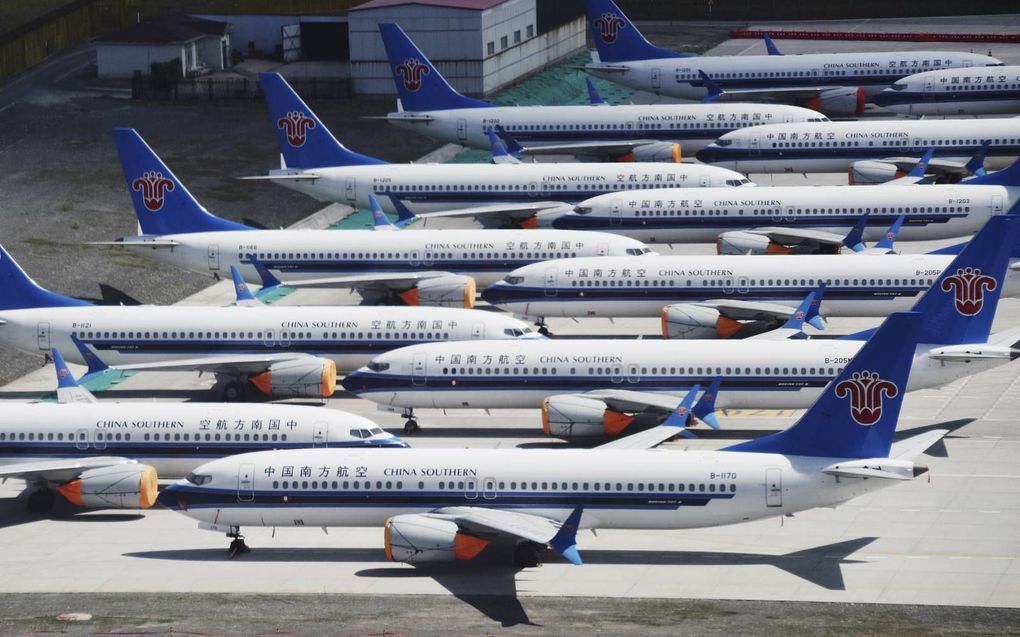 Na twee ongelukken met de nieuwe Boeing 737 MAX werd het toestel aan de grond gehouden, zoals bij de Chinese stad Urumqi. beeld AFP, Greg Baker