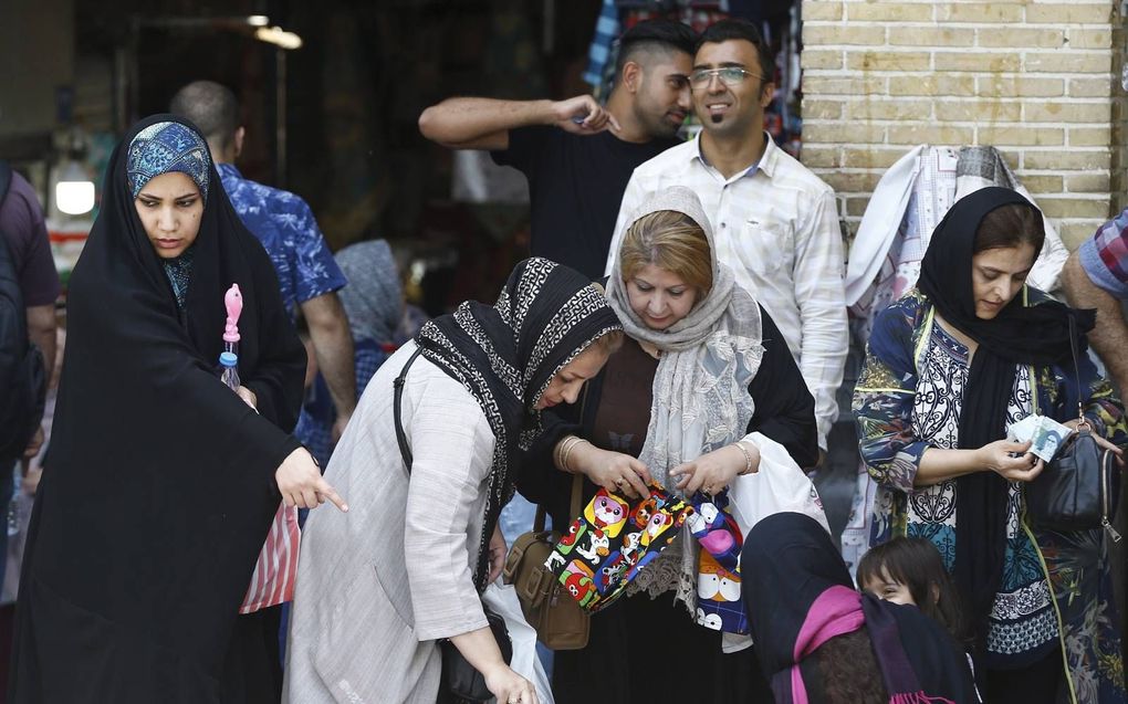 Veel Iraniërs prikken door het met list opererende regime heen, meer dan Europeanen dat doen. Foto: De Grand Bazaar in Teheran. beeld EPA, Abedin Taherkenareh