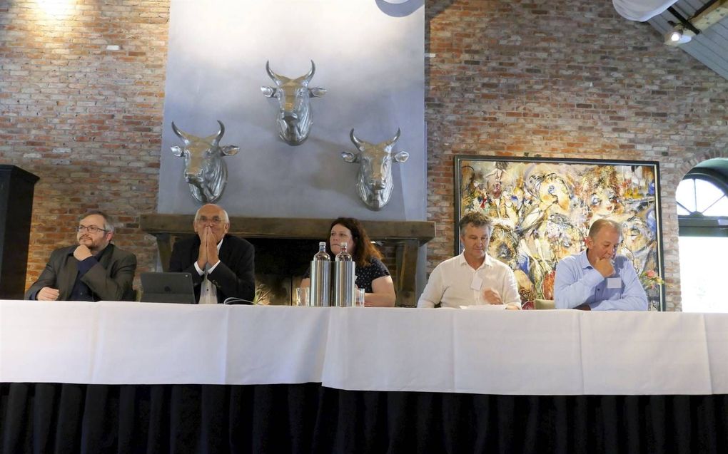 Een jury van deskundigen is kritisch over de informatie over landbouw en visserij in veel basisschoolboeken. In de jury zaten onder meer Tweede Kamerlid Frank Futselaar (l.), voormalig topman Aalt Dijkhuizen van Wageningen UR (2e van links) en vissersvoor