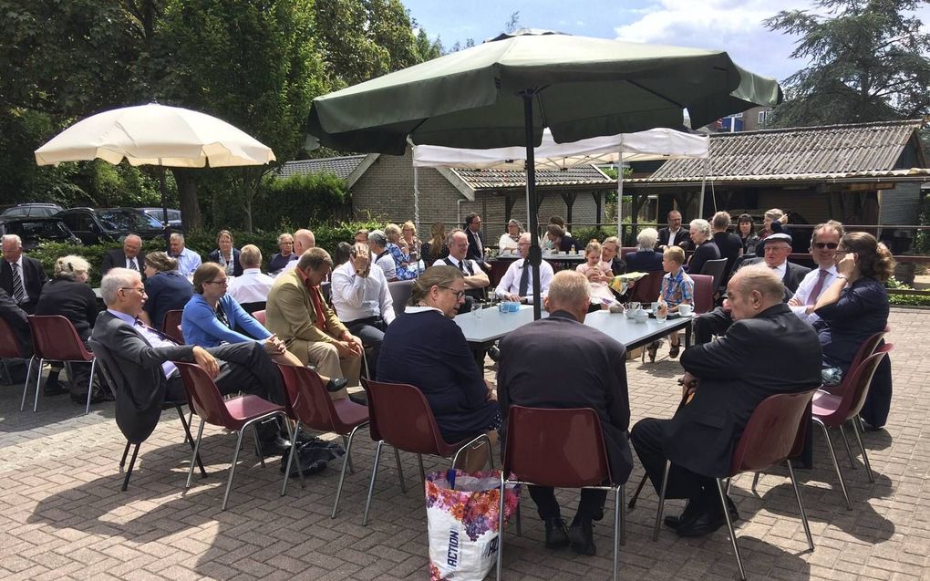 Pauze tijdens de jaarlijkse ontmoetingsdag in het kerkgebouw van de hersteld hervormde gemeente te Boven-Hardinxveld. beeld RD