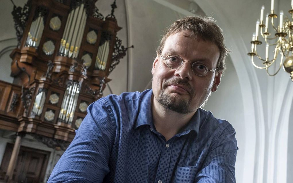 Sietze de Vries is kind aan huis in de Jacobikerk in Uithuizen. Hij roemt de tongwerken van het orgel van Schnitger, de Duitse orgelbouwer, die driehonderd jaar geleden overleed.” beeld Duncan Wijting