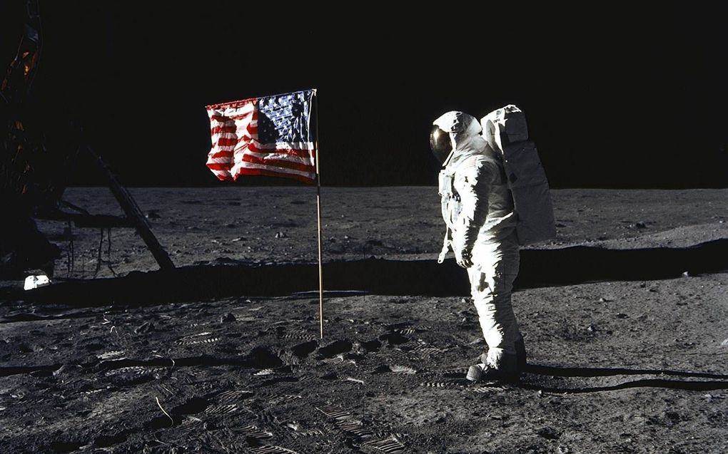 Astronaut Buzz Aldrin poseert bij de Amerikaanse vlag op de maan.  beeld NASA